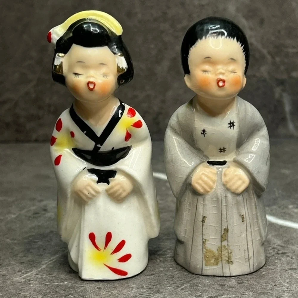 Vintage Napco Japan Kissing Couple Salt and Pepper Shakers Ceramic Mid Cent